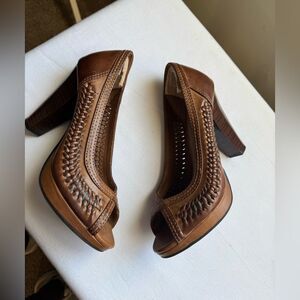 Y2K American Eagle Brown Woven Peep-Toe Heels with a Chunky Heel. Size 6.5